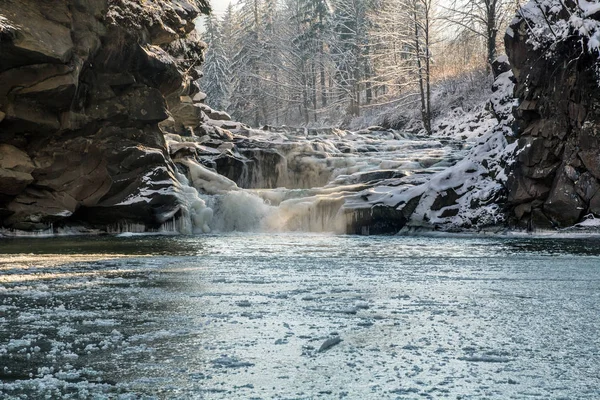Lodowe Zimą Wodospad Parze Między Kamieniami Pomarańczowe Światło Słoneczne Zamrożony — Zdjęcie stockowe