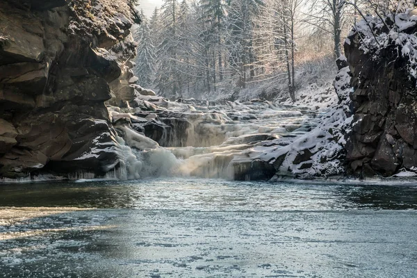 Cascade Hiver Glacée Fumant Entre Les Pierres Lumière Soleil Orange — Photo