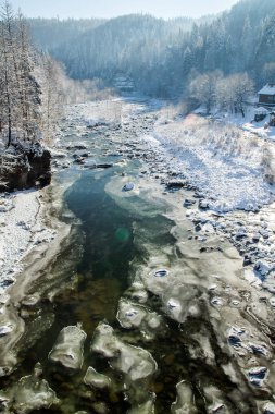 Kış dağlarda buzlu nehir yatağı. dağ nehir