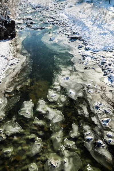 Isiga Flodbädden Vinter Bergen Mountain River — Stockfoto