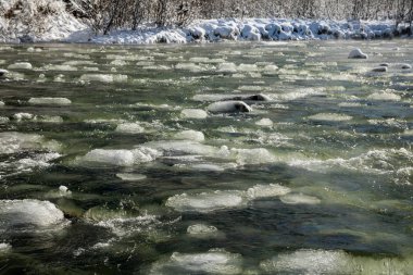 buz ve kış dağ nehir taşları