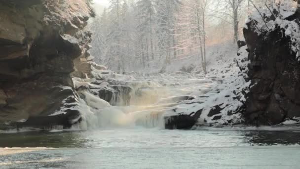 Ijzige Winter Waterval Stomen Tussen Stenen Oranje Zonlicht Bevroren Vijver — Stockvideo