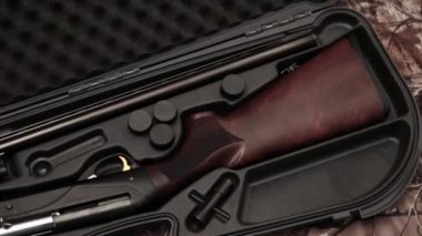 demonte av tüfeği parçaları kamuflaj arka plan üzerinde silah durumda