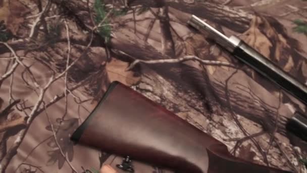 Gedemonteerd Shotgun Onderdelen Reinigingsset Achtergrond Camouflage — Stockvideo