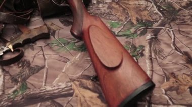 kamuflaj arka plan üzerinde double-barreled antika tüfek, bıçak ve mühimmat kemer