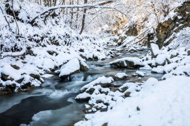 doğal mavi renk pürüzsüz dondurulmuş dağ dere