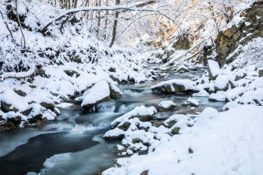 doğal mavi renk pürüzsüz dondurulmuş dağ dere