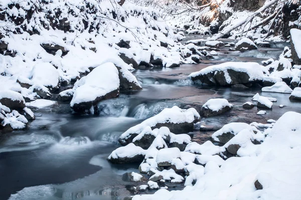 Scénique Couleur Bleue Lisse Gelé Ruisseau Montagne — Photo