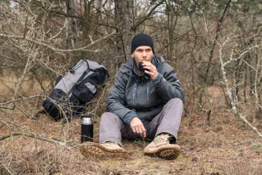 ormanda dinlenme ve termos çay içme uzun yürüyüşe çıkan kimse adam
