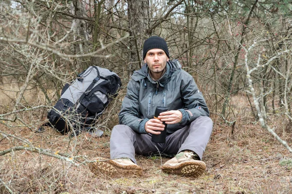 Turysta Mężczyzna Odpoczynek Lesie Picie Herbaty Termosem — Zdjęcie stockowe