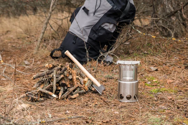kamp woodstove ve backpactk arka planda bir çeşidinde yakınındaki axe