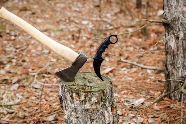 Hacha Cuchillo Karambit Chupar Muñón Bosque — Foto de Stock