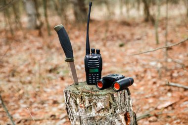 Balta, dürbün, turist bıçak ve güdük sonbahar ormandaki ayarlamak radyo