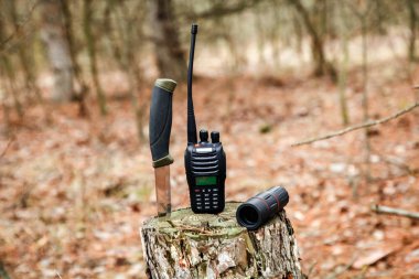 Balta, tek gözlük, turist bıçak ve güdük sonbahar ormandaki ayarlamak radyo