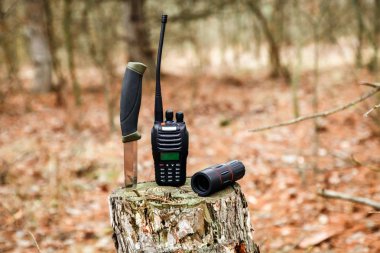 Balta, tek gözlük, turist bıçak ve güdük sonbahar ormandaki ayarlamak radyo