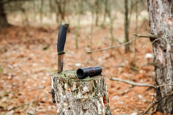 Монокль Туристический Нож Пне Осеннем Лесу — стоковое фото