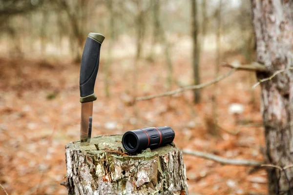 Монокль Туристический Нож Пне Осеннем Лесу — стоковое фото