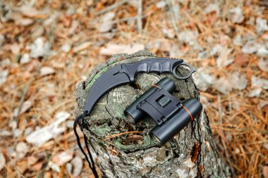 dürbün ve güdük sonbahar ormandaki karambit bıçak