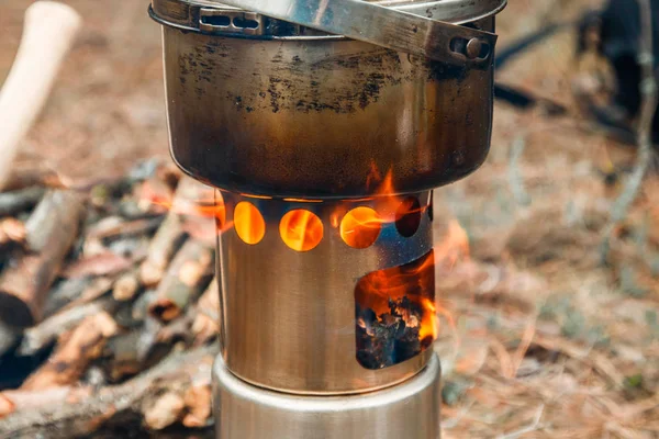 kamp woodstove ve mutfak eşyaları, balta ve mayın bir çeşidinde kürek ve arka plan üzerinde sırt çantası