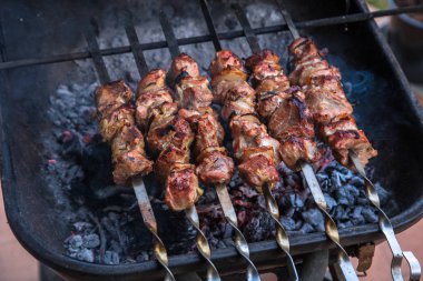 Metal şiş taze et üzerinde ızgara şiş kebap pişirme. Barbekü BBQ kavrulmuş sığır eti pişmiş