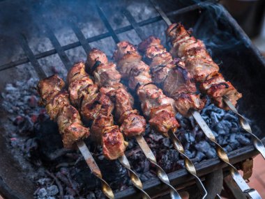 Metal şiş taze et üzerinde ızgara şiş kebap pişirme. Barbekü BBQ kavrulmuş sığır eti pişmiş