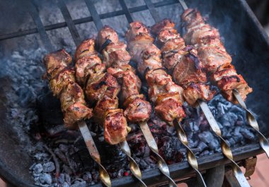 Metal şiş taze et üzerinde ızgara şiş kebap pişirme. Barbekü BBQ kavrulmuş sığır eti pişmiş