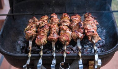 Metal şiş taze et üzerinde ızgara şiş kebap pişirme. Barbekü BBQ kavrulmuş sığır eti pişmiş