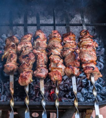Metal şiş taze et üzerinde ızgara şiş kebap pişirme. Barbekü BBQ kavrulmuş sığır eti pişmiş