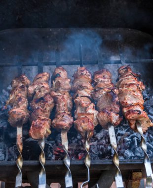 Metal şiş taze et üzerinde ızgara şiş kebap pişirme. Barbekü BBQ kavrulmuş sığır eti pişmiş