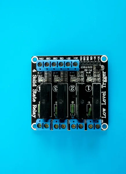 Arduino mikrodenetleyici için dört katı hal rölesi modülü — Stok fotoğraf