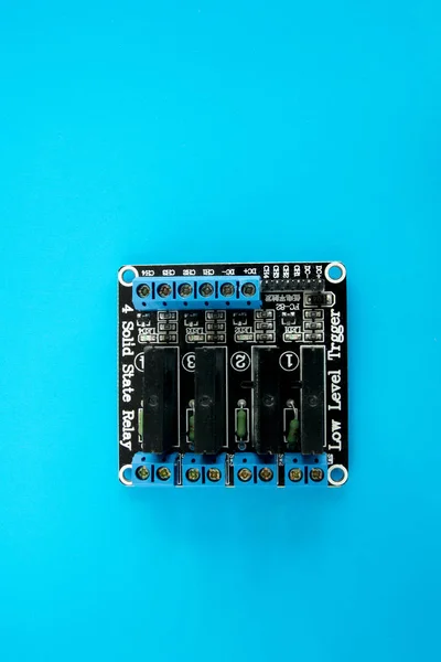Fyra Solid-State reläer modul för Arduino mikrokontroller — Stockfoto