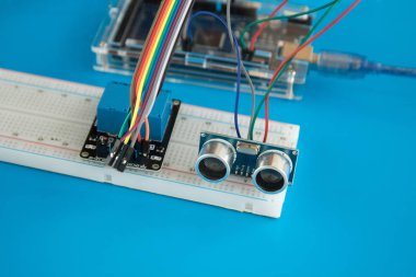 Ultrasonik sensör ve röle modülü ile Arduino programlanmış mikrodenetleyici