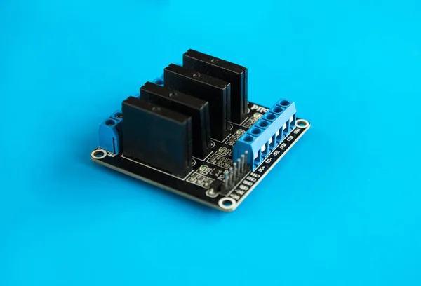 Arduino mikrodenetleyici için dört katı hal rölesi modülü — Stok fotoğraf