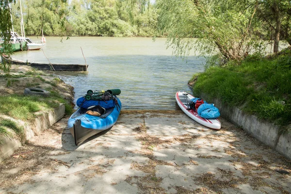 Folding kayak and sup ready for expedition are standing near a berth — Stock Photo, Image