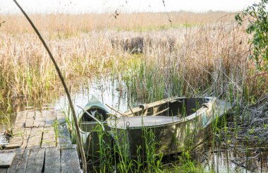 sazlikgölüzerinde bir kalas ahşap rıhtım yakınında eski tekneler