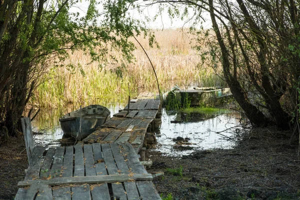 Vieille planche délabrée couchette et vieux bateau en bois — Photo