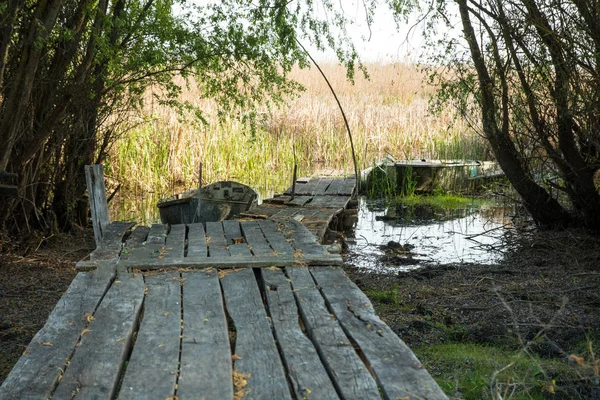 Vieille planche délabrée couchette et vieux bateau en bois — Photo
