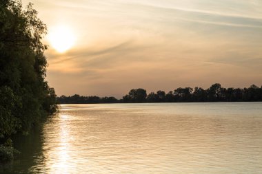nehir üzerinde bulutlar ile turuncu gün batımı