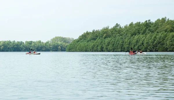 Expedición de kayaks de remo en el ancho río. 28 / 04 / 2019. Danubio. Ucrania / Rumanía — Foto de Stock