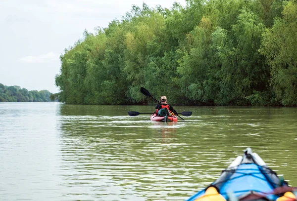Paddel-Kajak-Expedition auf dem breiten grünen Fluss — Stockfoto