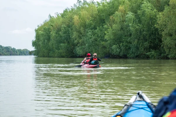 Paddle kayaks expedition on the wide green river — Stock Photo, Image