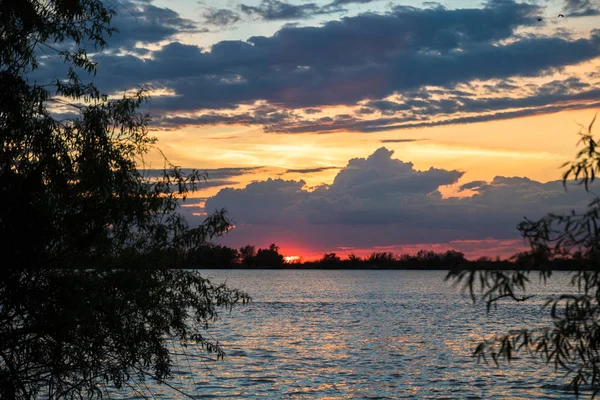 Malerischer blauer und roter Sonnenuntergang mit schönen Wolken und orangefarbenem Himmel an der Donau — Stockfoto