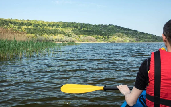 Homme méconnaissable dans la vie gilet kayak sur le lac dans un kayak pliant — Photo