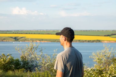 kap kırsal adam göl ve sarı alanlarda gün batımı hayran