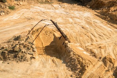 bir taş ocağında ayırma kayalar ve kum için emme