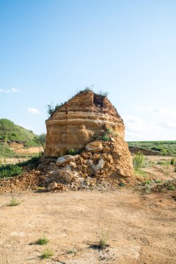 tarihi toprak tabakaları ile kum ocağı ortasında küçük bir montaj