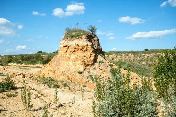 歴史的な土壌の層を持つ砂採石場の真ん中に小さなマウント — ストック写真