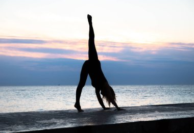 güzel vücut profissiionally denizde gün doğumunda yoga yapıyor tanınmayan senoir kadın, yoga silueti pozlar