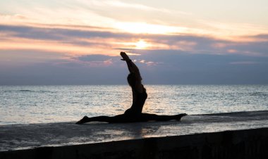 denizde gün doğumunda yoga böler yapıyor güzel vücut ile tanınmaz senoir kadın, yoga silueti pozlar