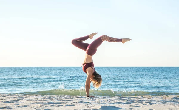 Kaukaski zdrowe dorosły kobieta z pięknym ciałem robi jogę na wschodzie słońca na plaży, Joga stwarza — Zdjęcie stockowe